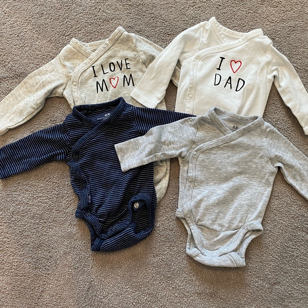Lot of H&M bodysuits, SZ 01-1 & 1-2 Mo